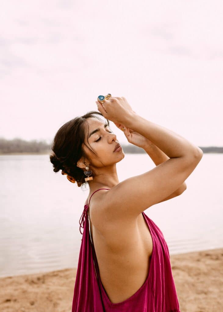 femme posant dans un tissu drapé pour une photographie de boudoir en plein air