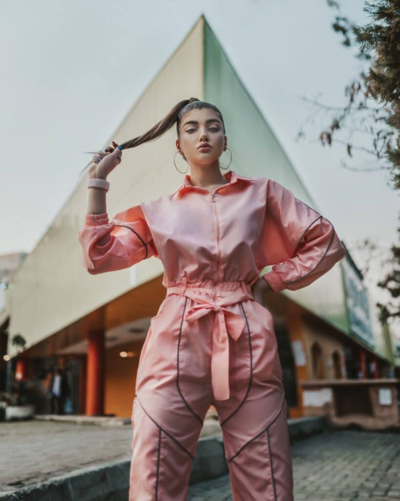 mujer con mono rosa con detalles negros