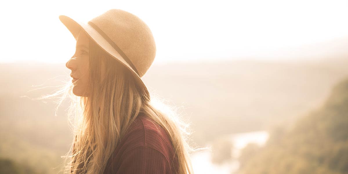 mujer con sombrero al sol