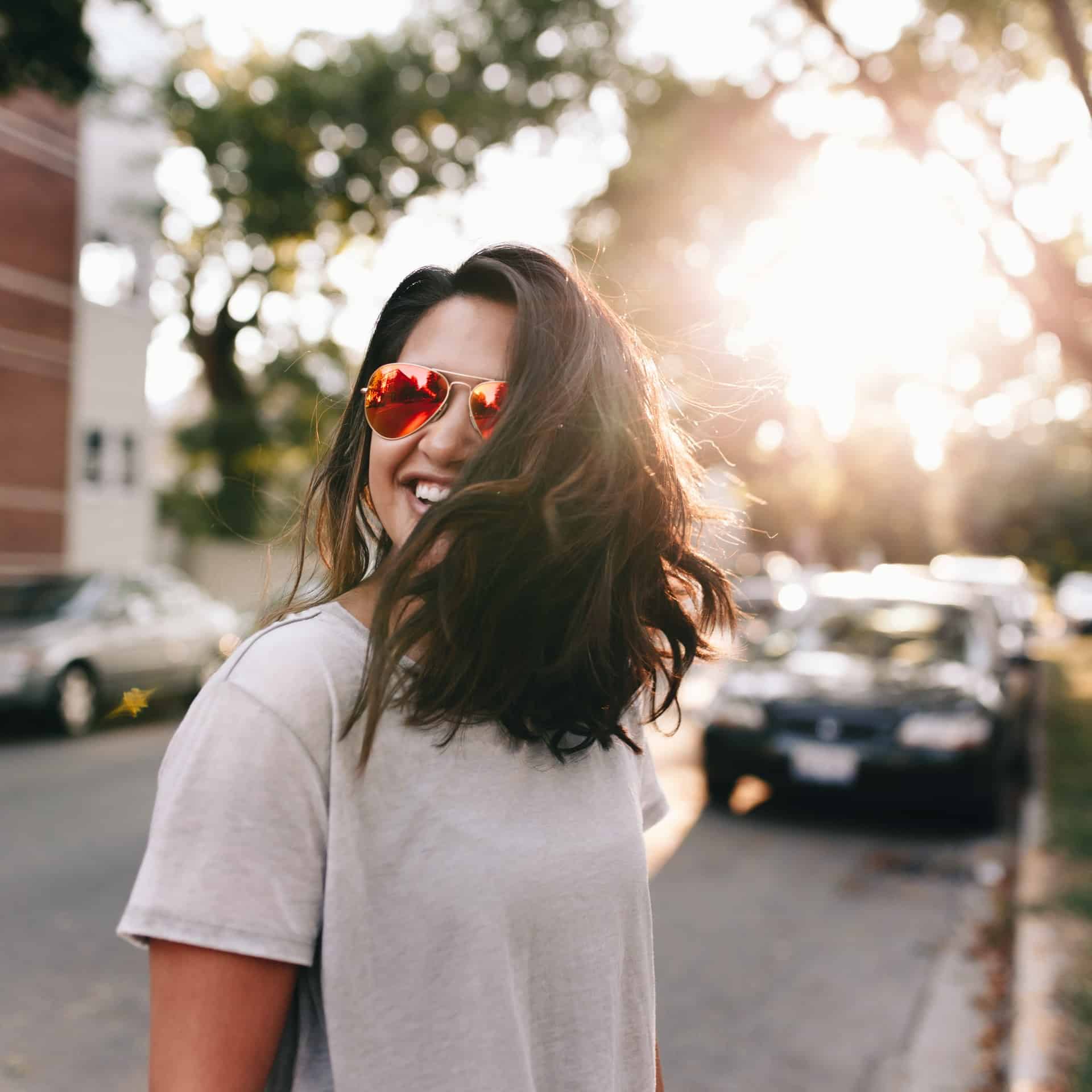 femme en t-shirt blanc sous le soleil