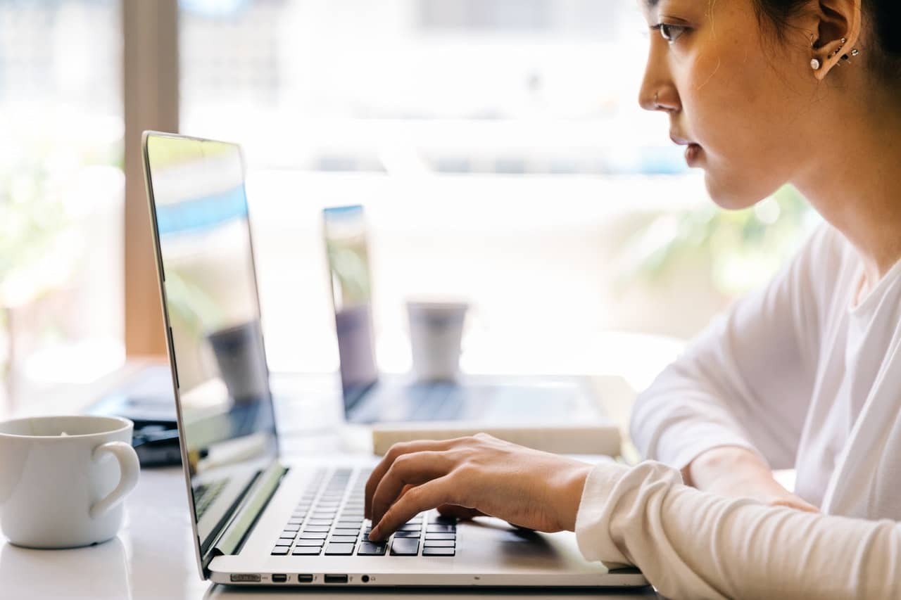 woman_on_laptop