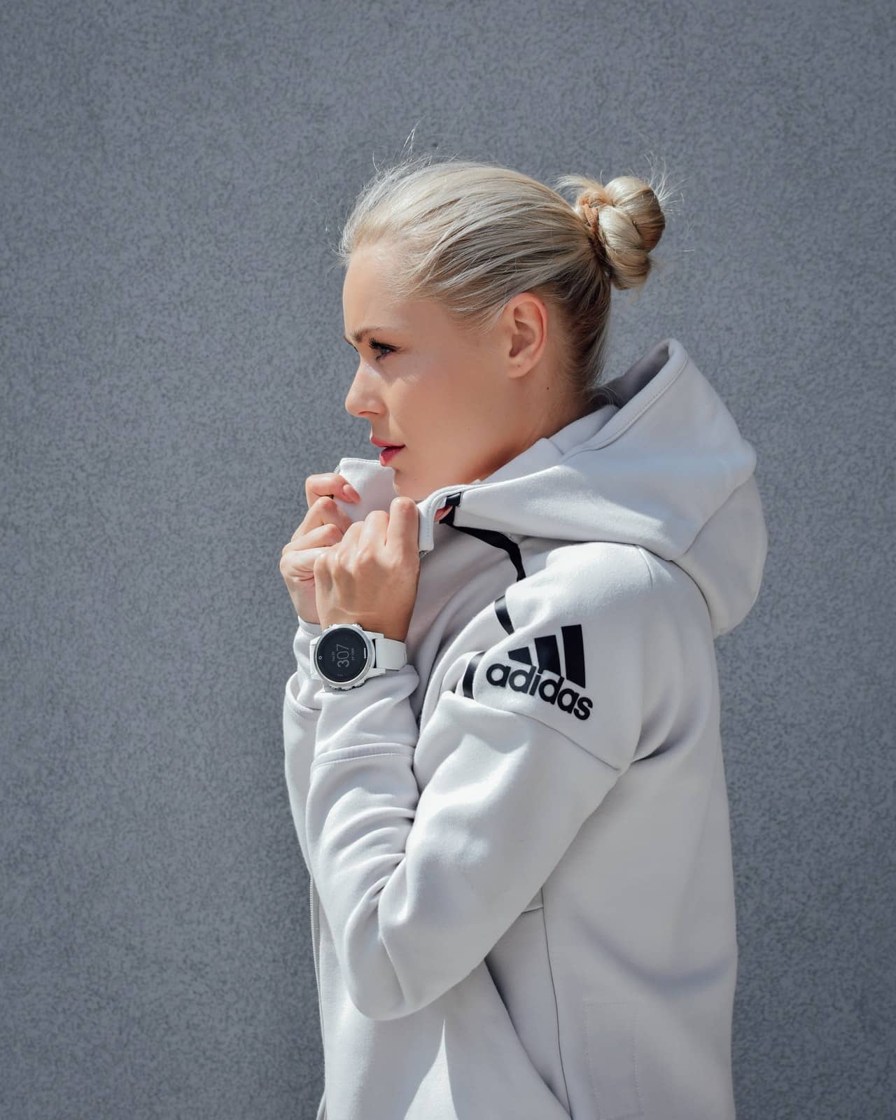 mujer con adidas