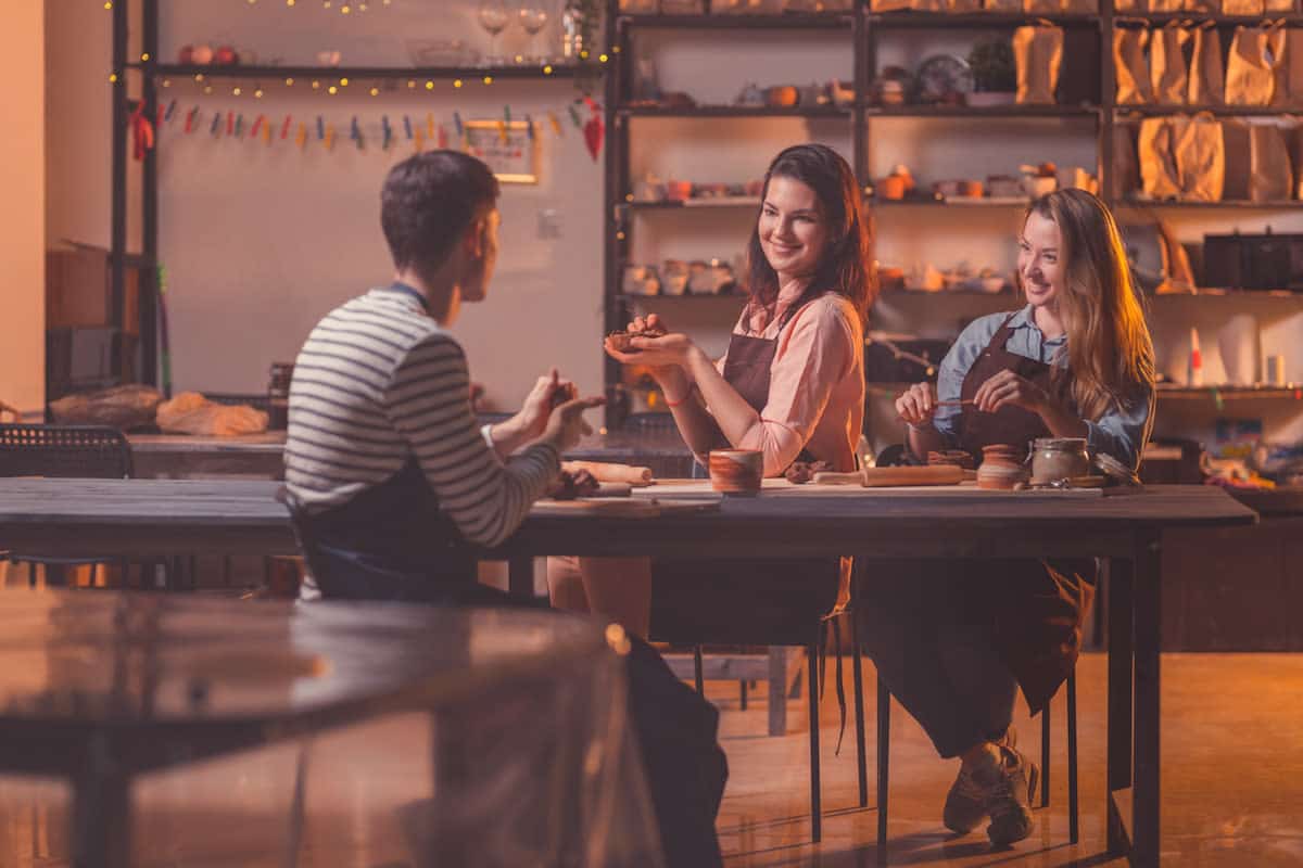 les-jeunes-dans-la-poterie-classe-maître-EB6AW5H